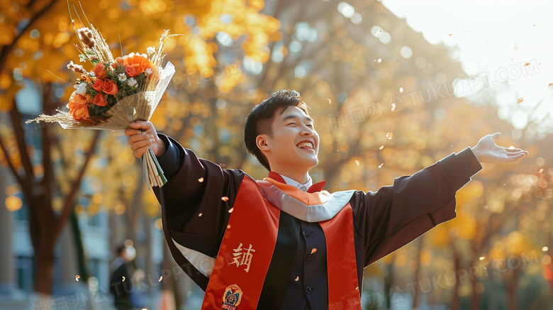 毕业季男大学生抱着鲜花开心的笑图片