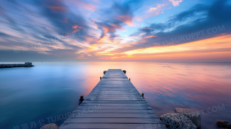 傍晚的海边木桥自然风光图片