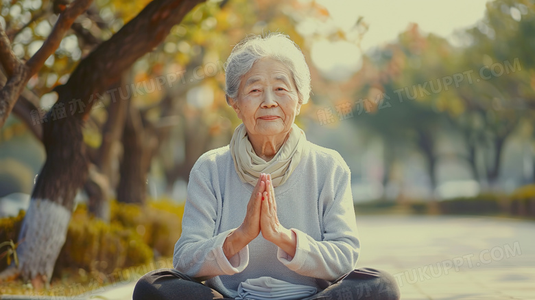 运动健身的女性老年人图片