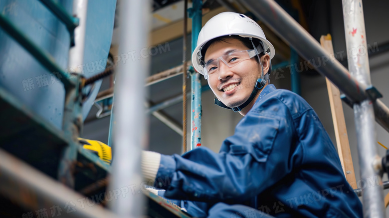 头戴白色安全帽男性建筑工人图片