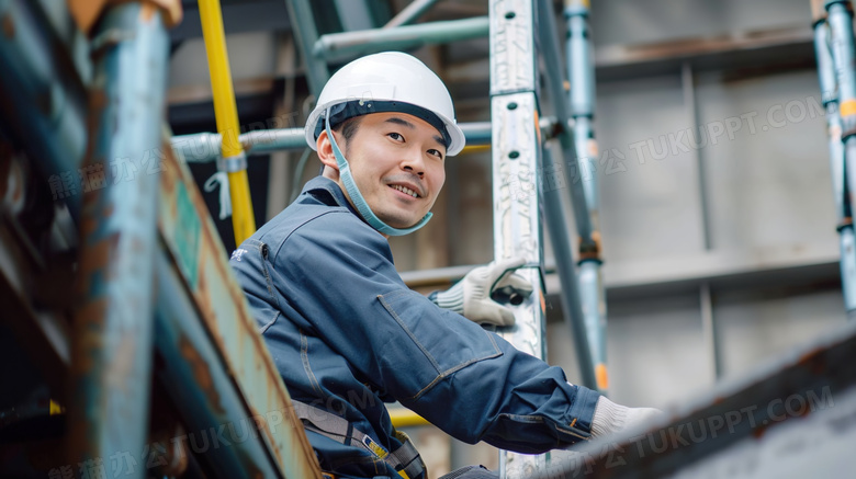 头戴白色安全帽男性建筑工人图片