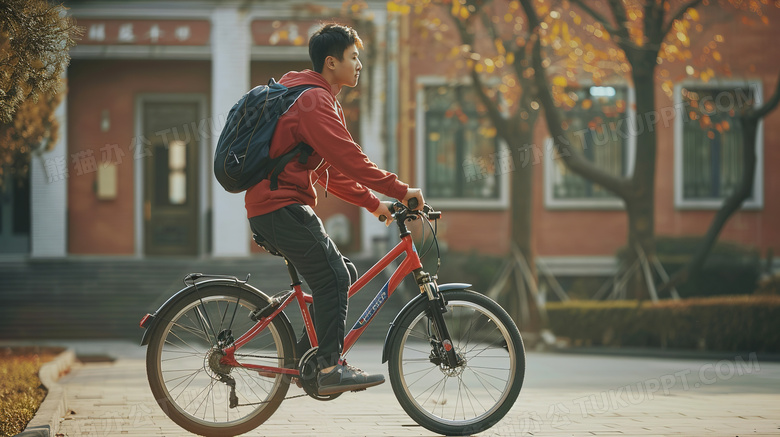校园里骑自行车的男大学生图片