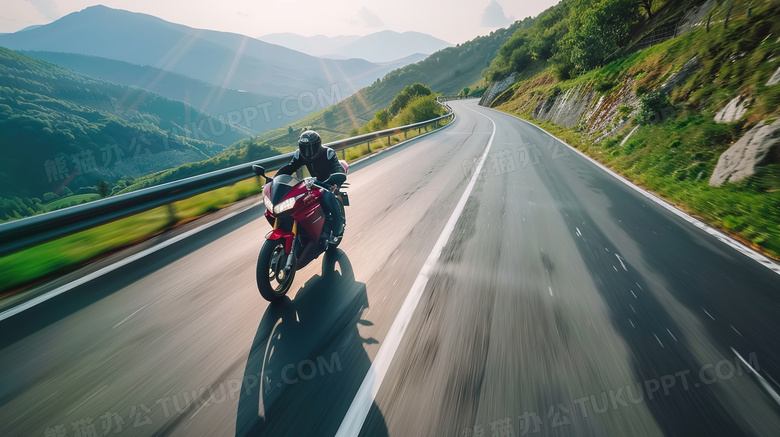 摩托车行驶在盘山公路图片