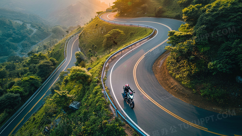 摩托车行驶在盘山公路图片