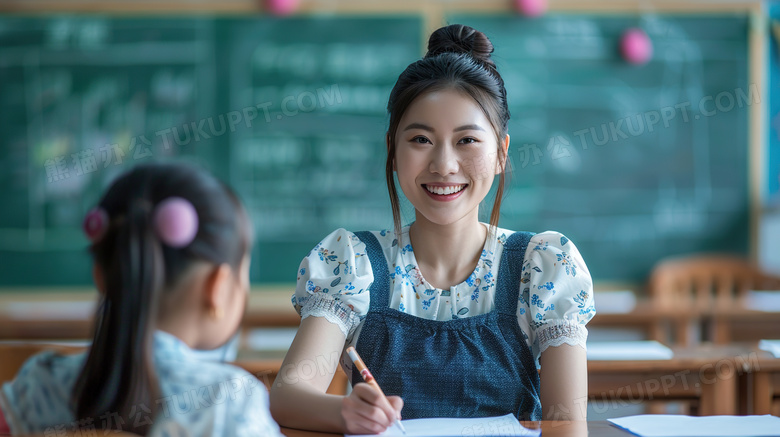 女老师给学生上课图片