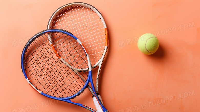 放地上的体育网球和球拍图片