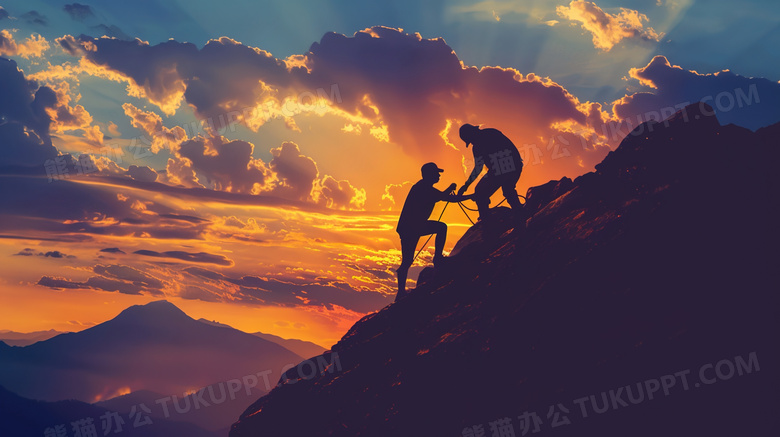 落日晚霞登山运动的两个青年人图片