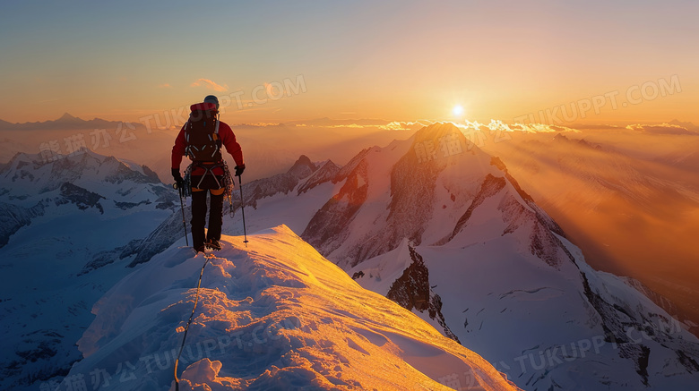 登山山顶看日出的青年人图片