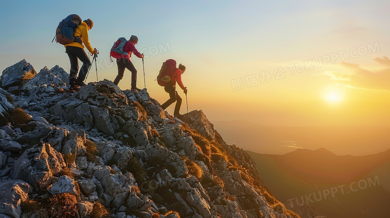 落日晚霞登山运动的青年人图片