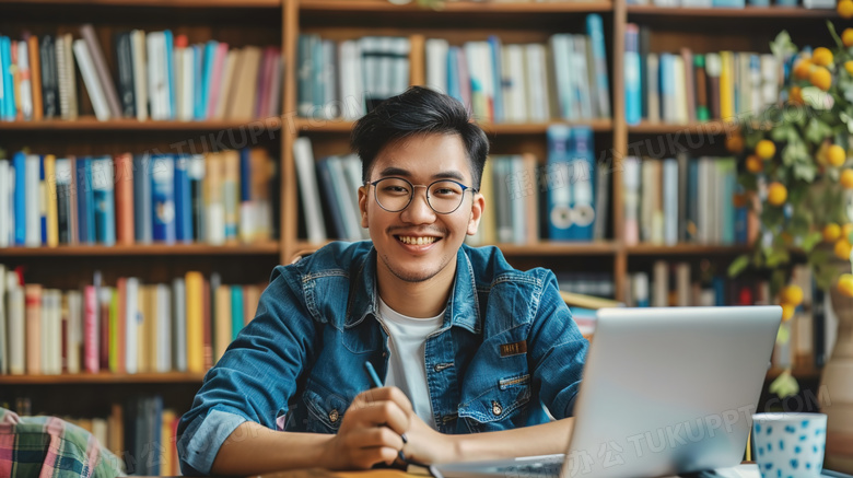 大学生们在讨论问题的图片