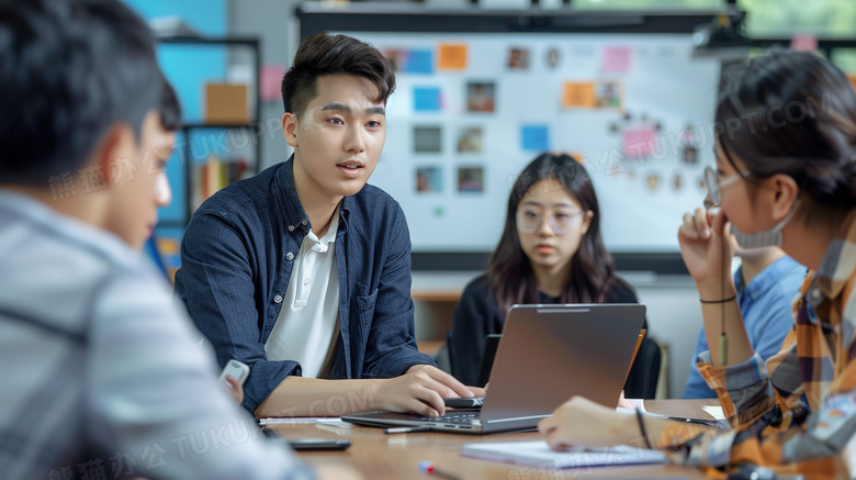 大学生们在讨论问题的图片