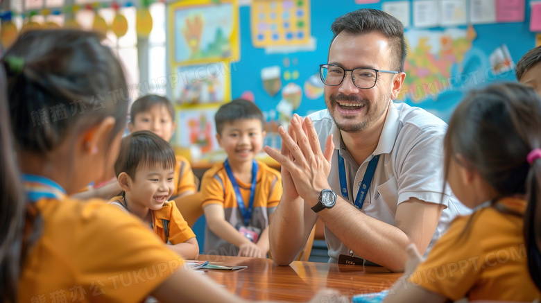 外教老师在和学生们聊天的图片