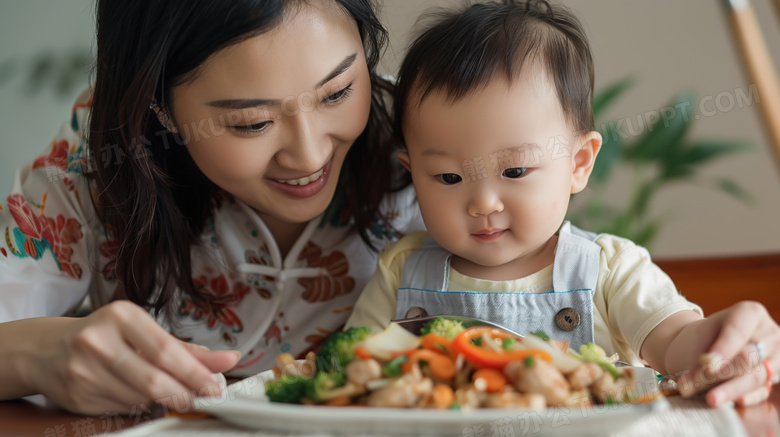 妈妈喂婴儿吃饭图片