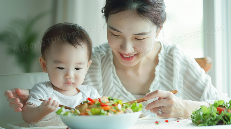 妈妈喂婴儿吃饭图片