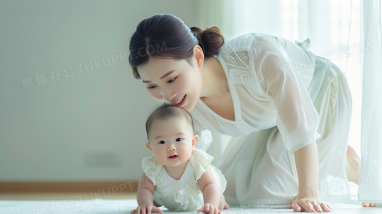 妈妈陪伴婴儿爬行锻炼图片