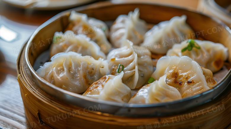 蒸笼里的传统美食蒸饺图片