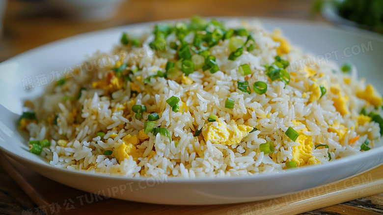 桌面上的美食蛋炒饭图片