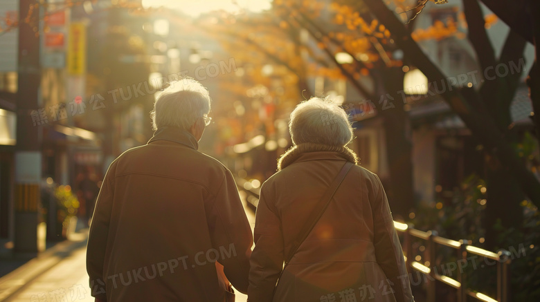 老年夫妻公园背影陪伴图片