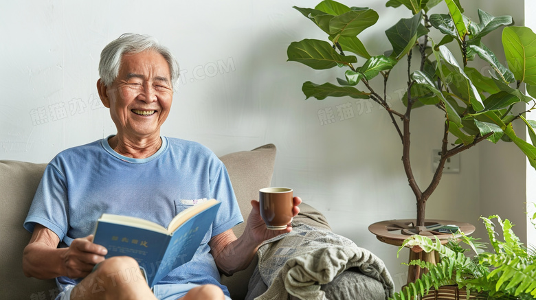 喝茶看书的男性老年人图片