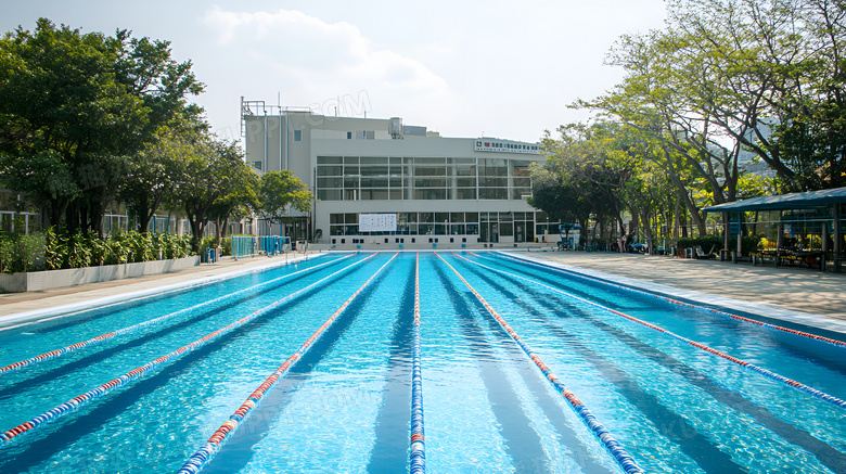 学校游泳池场景图片