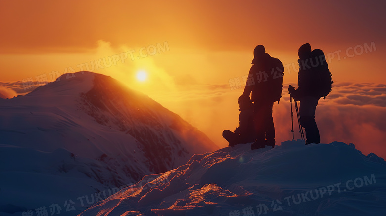 夕阳下登山运动员的剪影背影图片