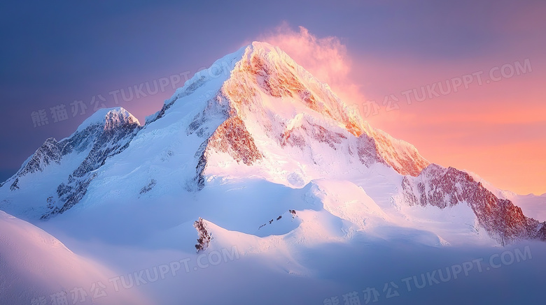 自然风景云雾中的雪山顶峰图片