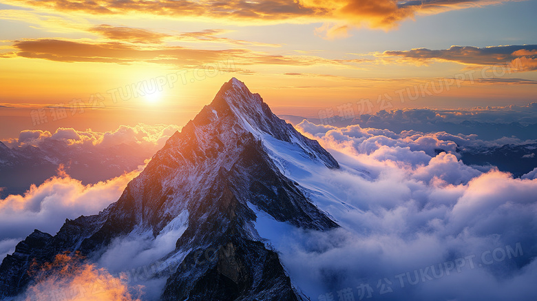 自然风景云雾中的雪山顶峰图片