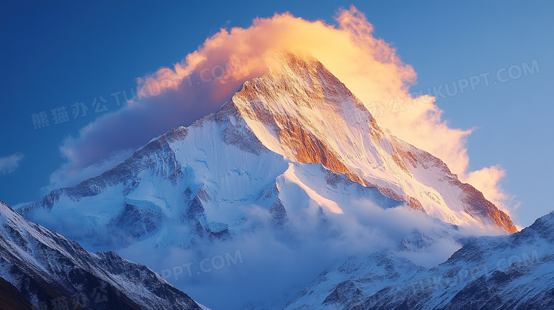 自然风景云雾中的雪山顶峰图片