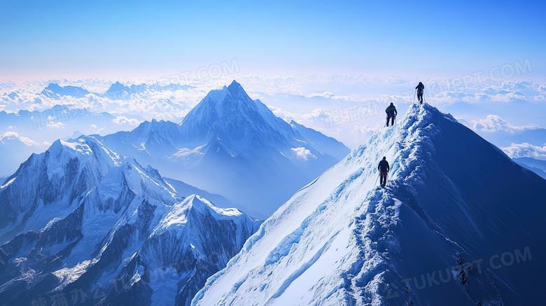 雪山高峰与登山运动员图片