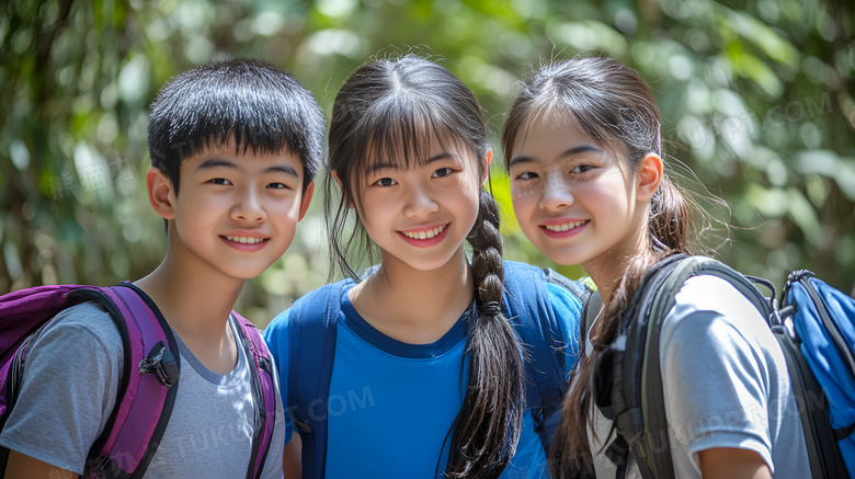 彩色微笑的背书包中学生图片