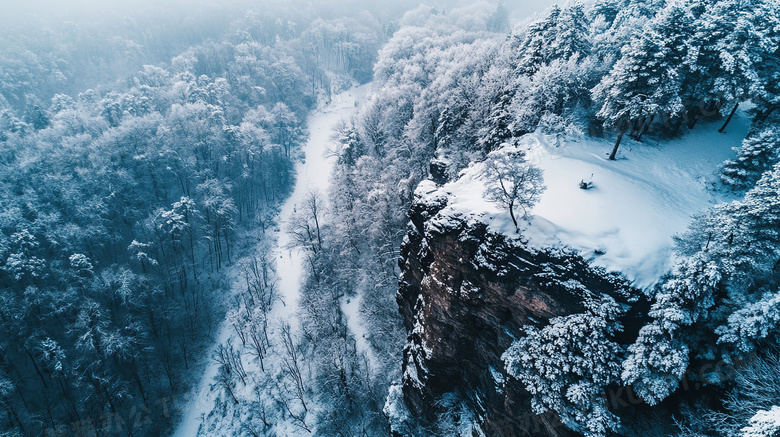 冬天险峻的雪山悬崖峡谷风景图片