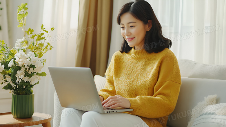 坐在沙发上用笔记本电脑的女子图片