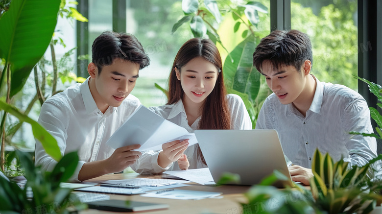 三人商务办公会议开会图片