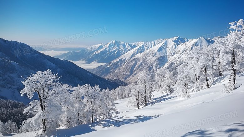 冬天的雪山风景图片