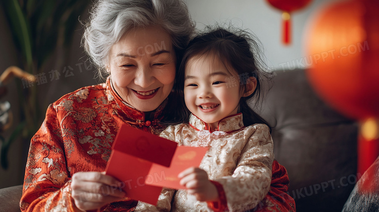 中国农历新年奶奶和孙女拿着红包图片