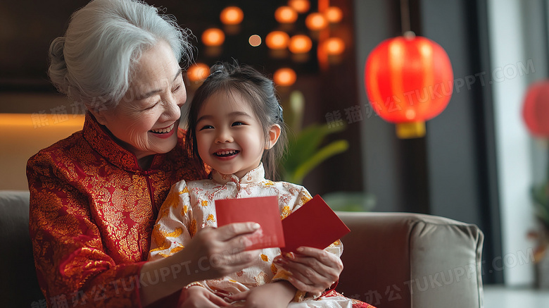 中国农历新年奶奶和孙女拿着红包图片