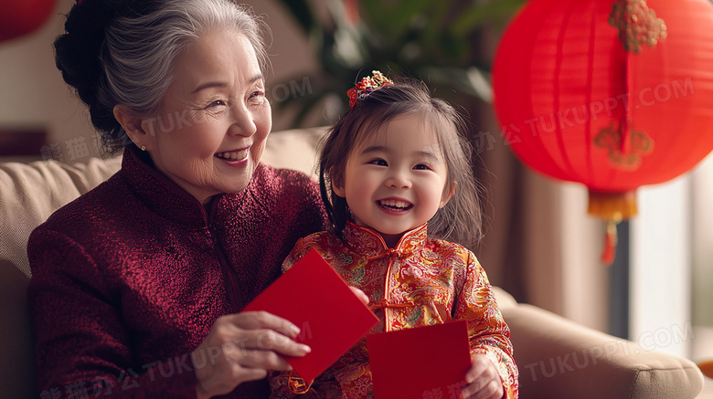 中国农历新年奶奶和孙女拿着红包图片