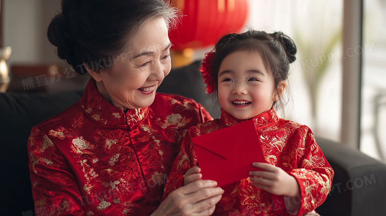 中国农历新年奶奶和孙女拿着红包图片