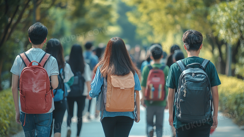 上学放学途中的大学生图片