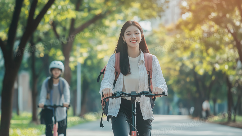 上学放学途中的大学生图片