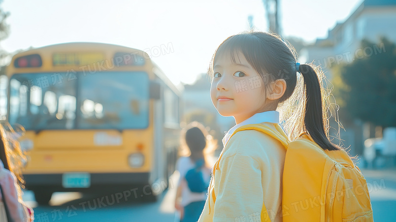 上学放学途中的小学生图片