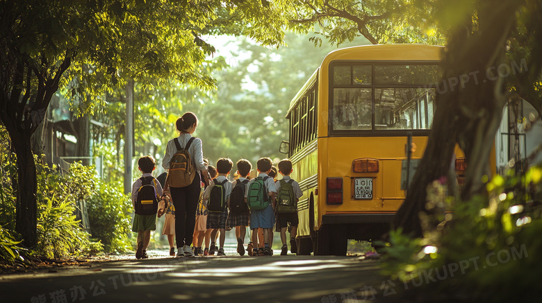 上学放学老师带领小学生坐校车图片