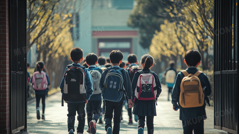 放学上学走出走进校门的小学生图片