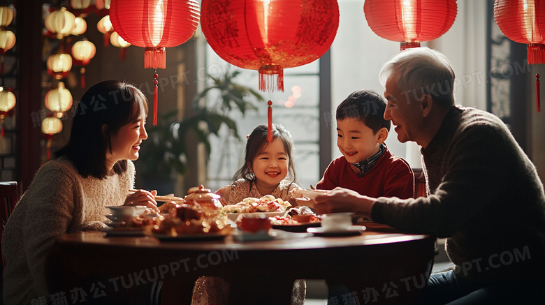 中国农历新年一家人吃年夜饭图片