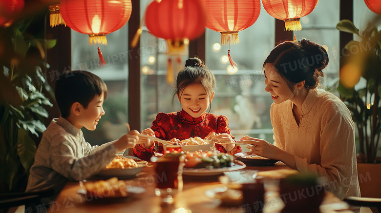 中国农历新年一家人吃年夜饭图片