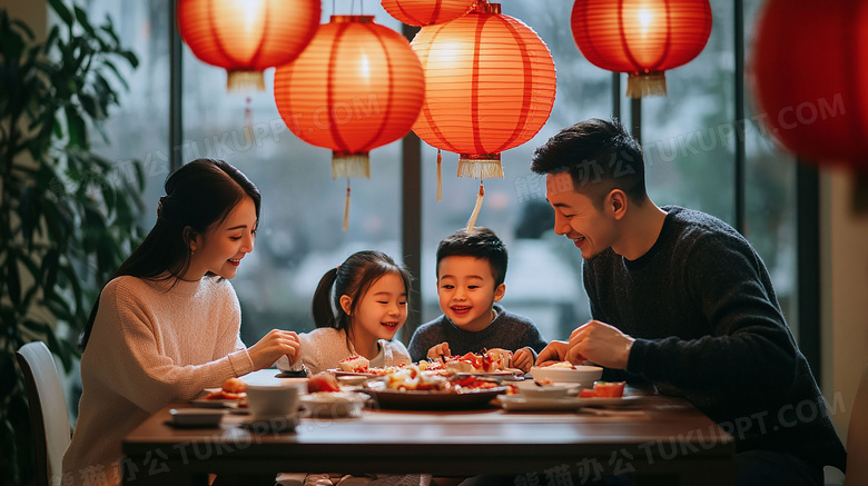 中国农历新年一家人吃年夜饭图片