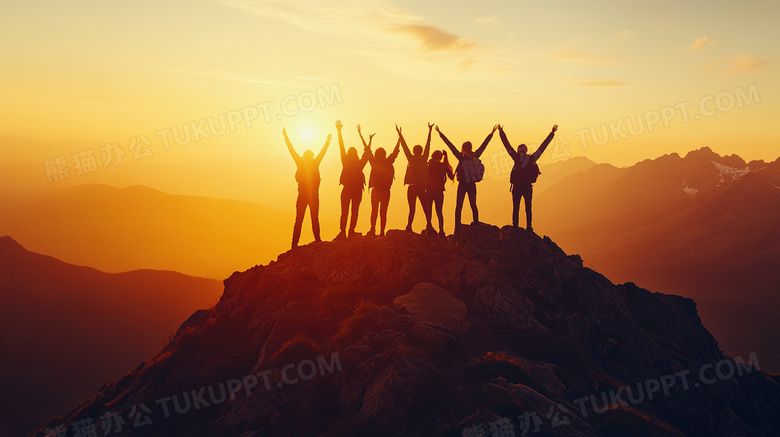 朝阳夕阳下年轻人群的剪影图片