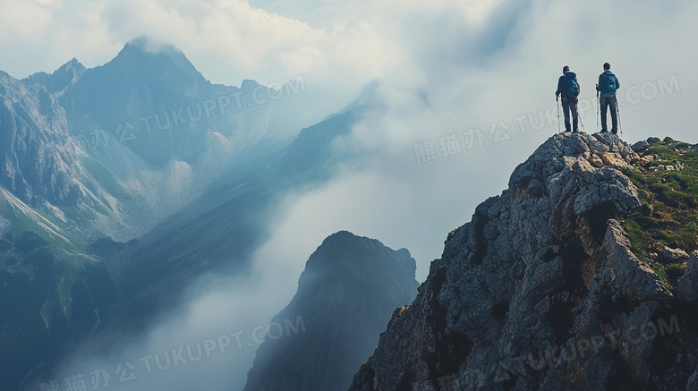 勇攀高峰登山站在山顶图片