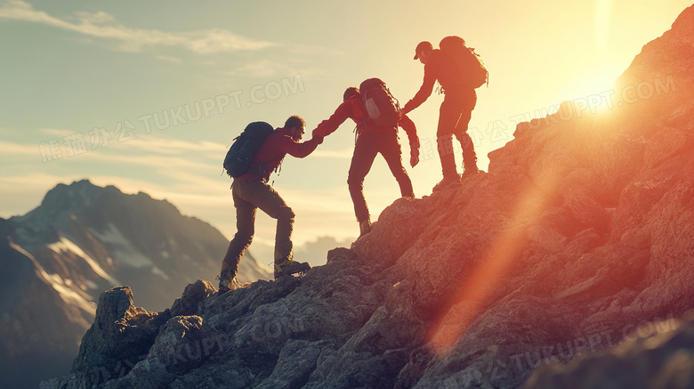 团队相互协助登山图片