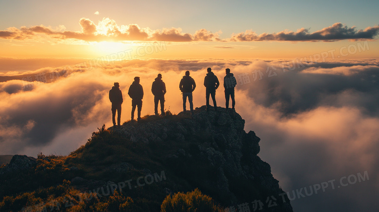 团队登山站在山顶图片